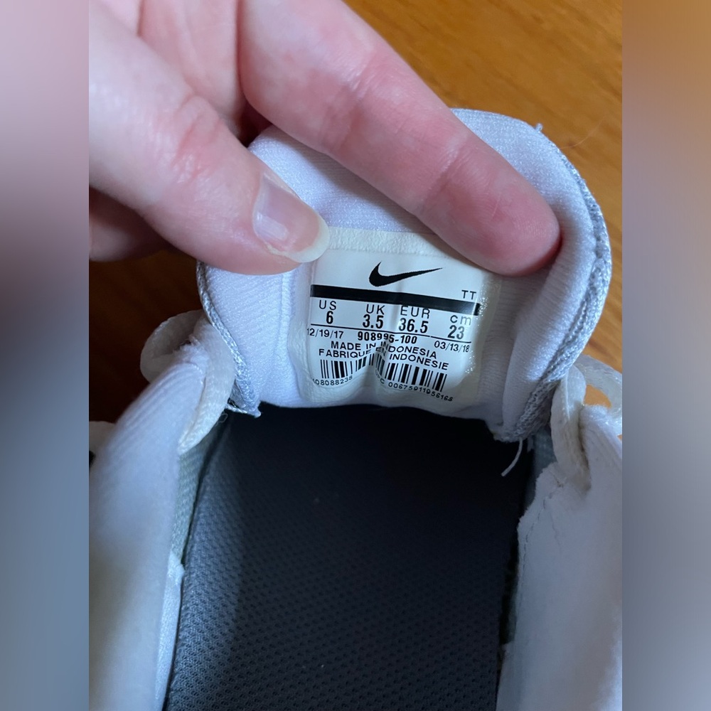 Women’s Nike sneakers - Picture 3 of 3